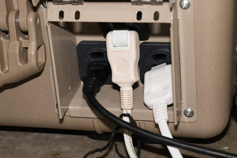 パワームーバー側面にある1.5kWh AC100Vのコンセント3個から給電。デモではテーブルタップを使って多彩な機器に電源供給していた