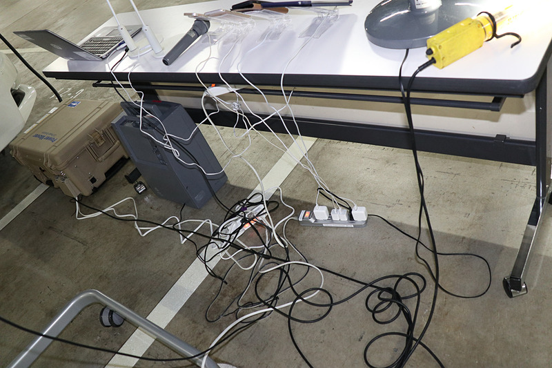 パワームーバー側面にある1.5kWh AC100Vのコンセント3個から給電。デモではテーブルタップを使って多彩な機器に電源供給していた