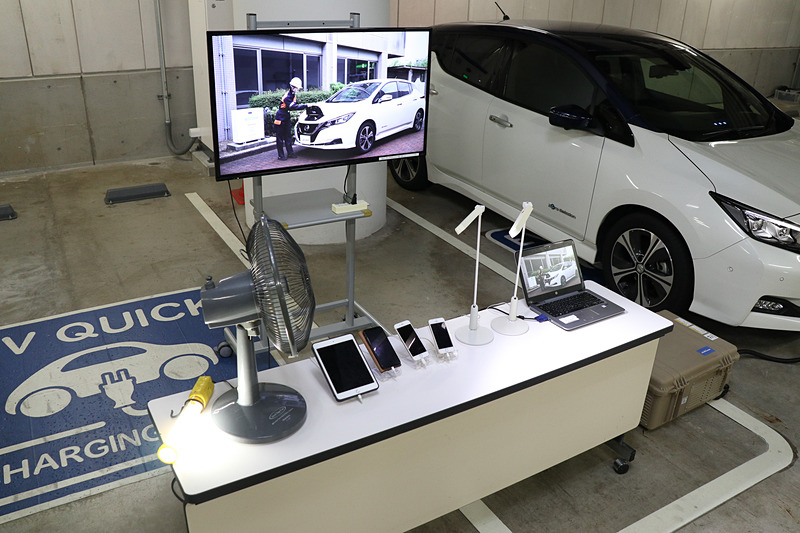 パワームーバー側面にある1.5kWh AC100Vのコンセント3個から給電。デモではテーブルタップを使って多彩な機器に電源供給していた