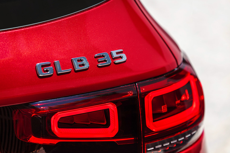 新型Mercedes-AMG GLB 35 4MATICが装着するエンブレム類