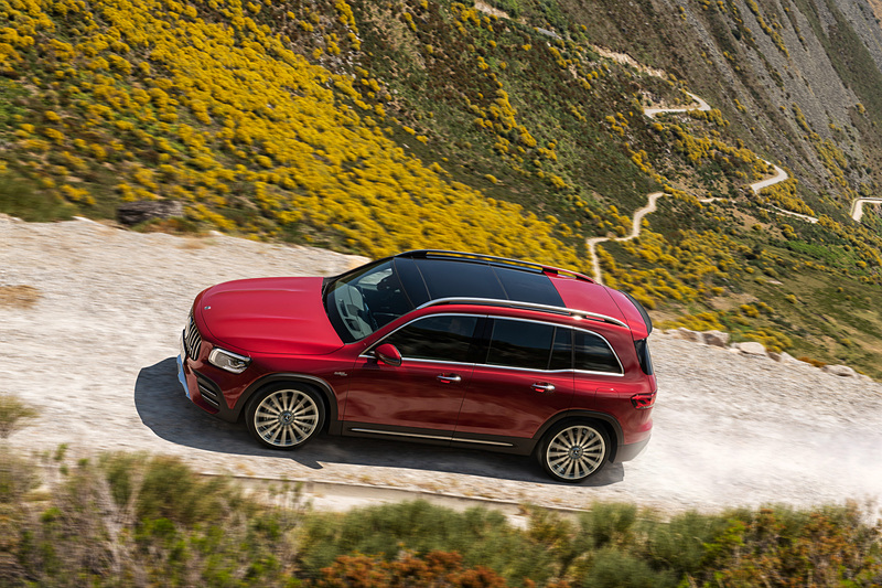 新型Mercedes-AMG GLB 35 4MATICの走行イメージ