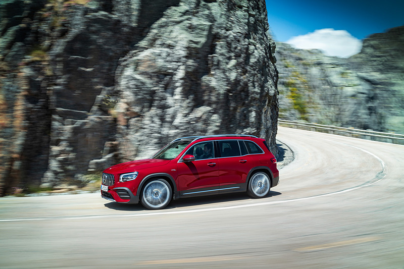 新型Mercedes-AMG GLB 35 4MATICの走行イメージ