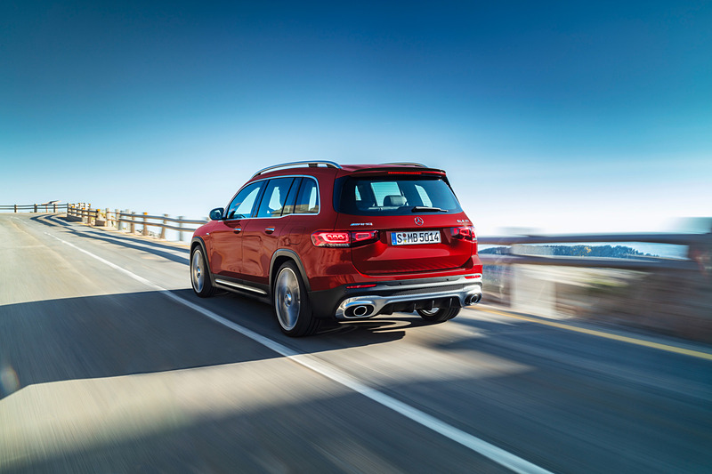 新型Mercedes-AMG GLB 35 4MATICの走行イメージ