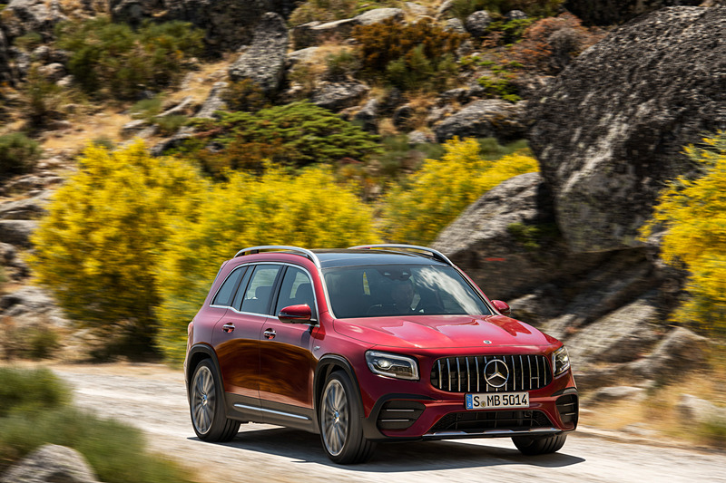 新型Mercedes-AMG GLB 35 4MATICの走行イメージ