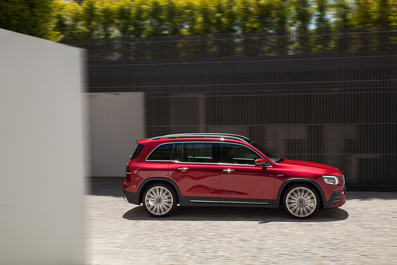 新型Mercedes-AMG GLB 35 4MATICの走行イメージ