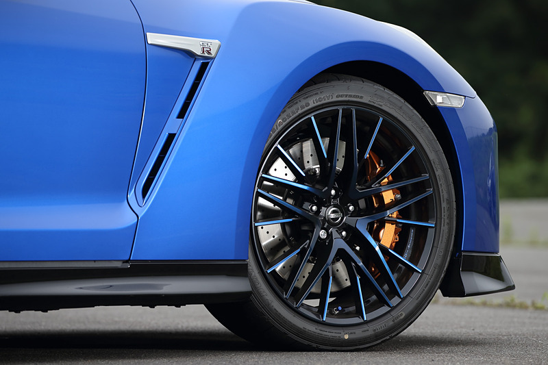 ワンガンブルーのモデルでは、ボディカラーとコーディネートして設定した50周年記念ロゴ入りのブルースポークホイールを標準装備。タイヤはダンロップ「SP SPORT MAXX GT600 DSST CTT」（フロント：255/40ZRF20、リア：285/35ZRF20）