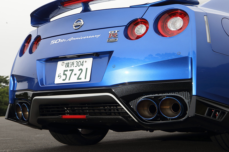 リアまわりに「GT-R 50th Anniversary」の文字をあしらったバッヂとステッカーを装着