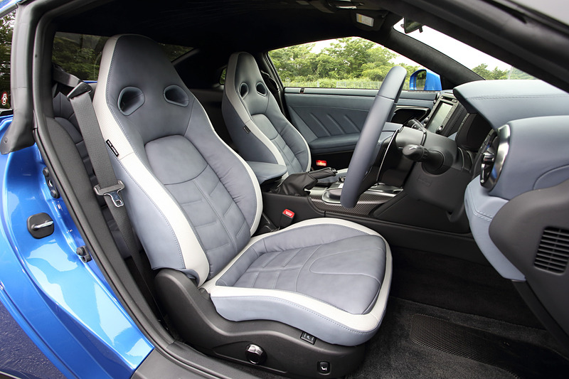 インテリアではミディアムグレーの専用内装色を採用するとともに、専用のステッチ付アルカンターラルーフトリム、50周年記念バッヂ（センターコンソール）、50周年記念ロゴ入りメーター＆キッキングプレート、前席・後席セミアニリン本革シート（専用色、前席50周年記念刺繍入り）＋ナッパレザーインストパネル、アルカンターラ前席サンバイザーなどを装備