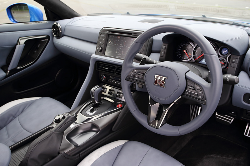 インテリアではミディアムグレーの専用内装色を採用するとともに、専用のステッチ付アルカンターラルーフトリム、50周年記念バッヂ（センターコンソール）、50周年記念ロゴ入りメーター＆キッキングプレート、前席・後席セミアニリン本革シート（専用色、前席50周年記念刺繍入り）＋ナッパレザーインストパネル、アルカンターラ前席サンバイザーなどを装備