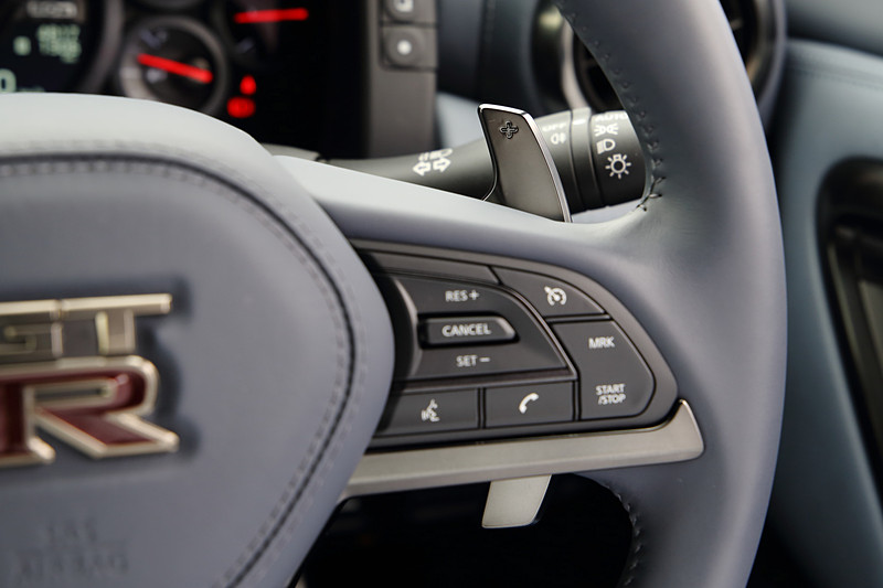 インテリアではミディアムグレーの専用内装色を採用するとともに、専用のステッチ付アルカンターラルーフトリム、50周年記念バッヂ（センターコンソール）、50周年記念ロゴ入りメーター＆キッキングプレート、前席・後席セミアニリン本革シート（専用色、前席50周年記念刺繍入り）＋ナッパレザーインストパネル、アルカンターラ前席サンバイザーなどを装備