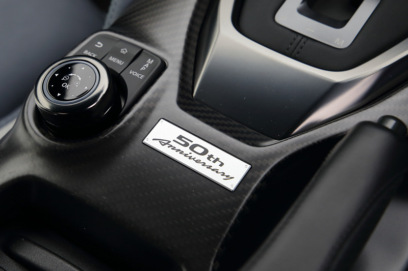 インテリアではミディアムグレーの専用内装色を採用するとともに、専用のステッチ付アルカンターラルーフトリム、50周年記念バッヂ（センターコンソール）、50周年記念ロゴ入りメーター＆キッキングプレート、前席・後席セミアニリン本革シート（専用色、前席50周年記念刺繍入り）＋ナッパレザーインストパネル、アルカンターラ前席サンバイザーなどを装備