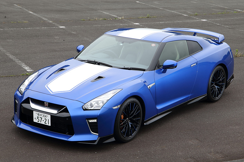 ワンガンブルーのモデルでは、ボディカラーとコーディネートして設定した50周年記念ロゴ入りのブルースポークホイールを標準装備。タイヤはダンロップ「SP SPORT MAXX GT600 DSST CTT」（フロント：255/40ZRF20、リア：285/35ZRF20）