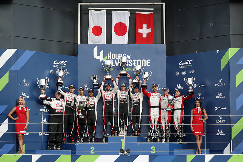 「FIA世界耐久選手権（WEC）2019-2020年シーズンを6人のドライバーとチームメンバーたちがワンツーフィニッシュという最高の形でスタートを切ってくれました」と豊田彰男社長がコメント