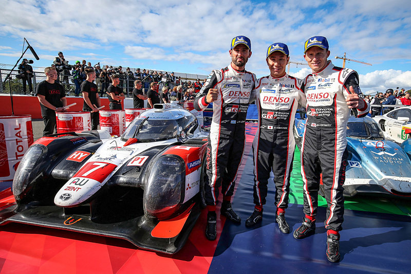 2019-2020年シーズン WEC開幕戦 シルバーストーン4時間レースで優勝した7号車のホセ・マリア・ロペス選手（左）、小林可夢偉選手（中央）、マイク・コンウェイ選手（右）