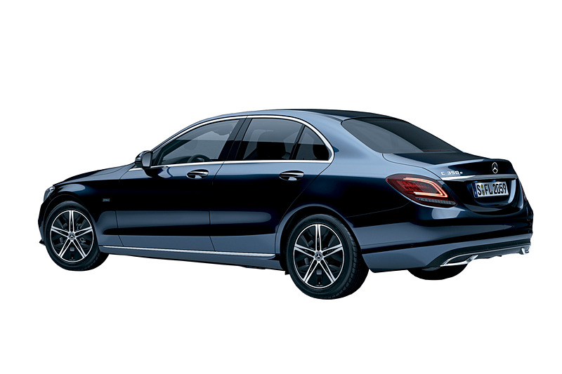 13.5kWhのリチウムイオンバッテリーを搭載しつつ、トランク容量は300Lを確保