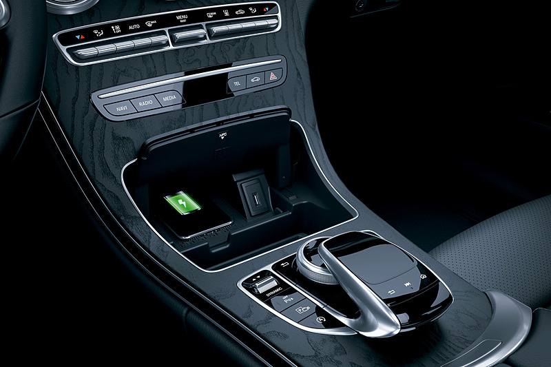 「Laureus」のロゴを装着したセンターコンソールのリッド下に、無線充電規格「Qi」に対応する「ワイヤレスチャージング機能」の充電ポートを備える