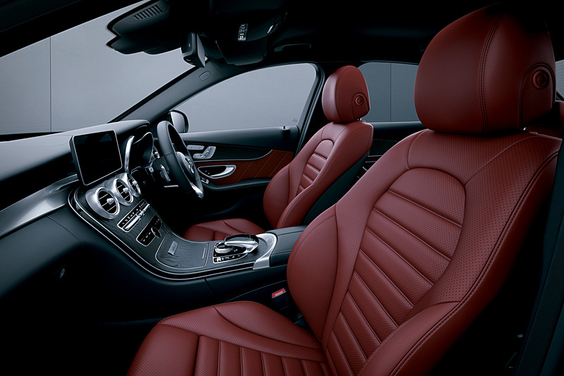 C 220d ステーションワゴン ローレウスエディションのインテリア。「レザーエクスクルーシブパッケージ」もオプション設定する