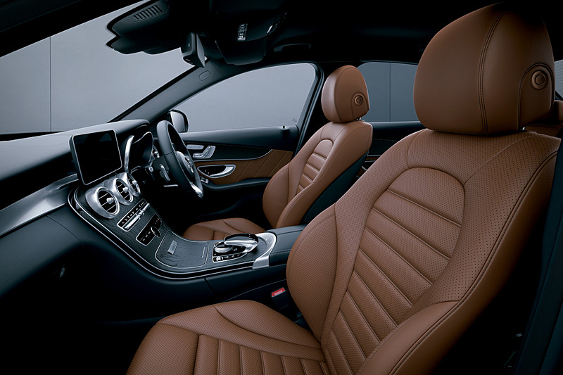 C 220d ステーションワゴン ローレウスエディションのインテリア。「レザーエクスクルーシブパッケージ」もオプション設定する