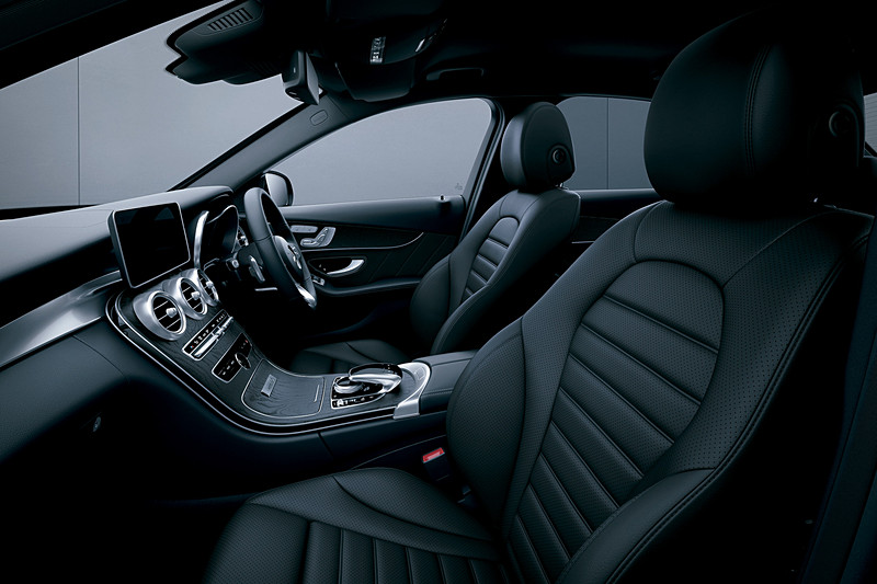C 220d ステーションワゴン ローレウスエディションのインテリア。「レザーエクスクルーシブパッケージ」もオプション設定する