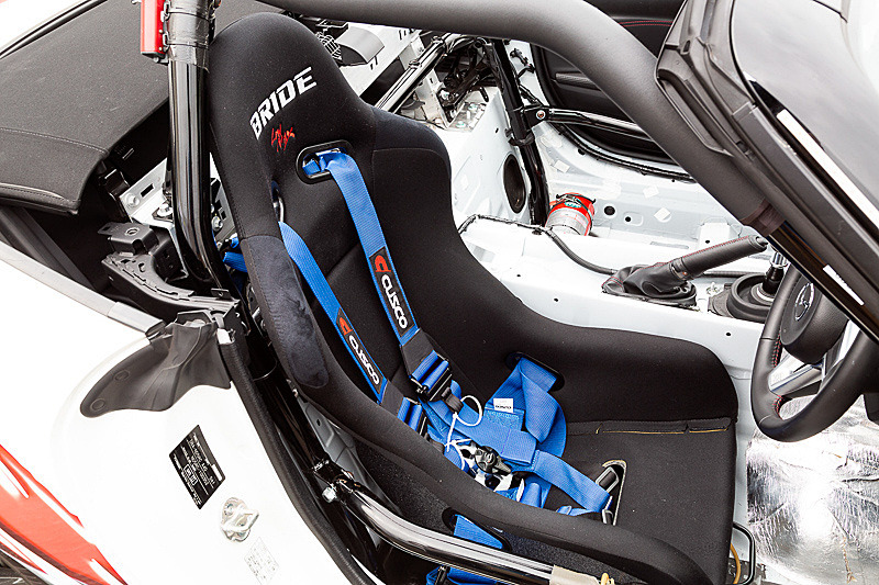 アルパインスターズの本物のレーシングスーツを着てロールバーとフルバケットシートが装着されたレーシングマシンに乗車体験、記念撮影などができます（スーツの色はサイズによって異なります）
