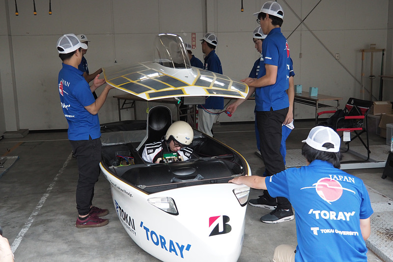 ピットで作業する東海大学チーム