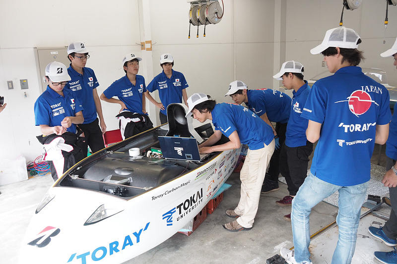 PCを接続して作業中