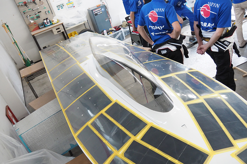 アッパーボディにはシリコンタイプの太陽電池パネルが装着される