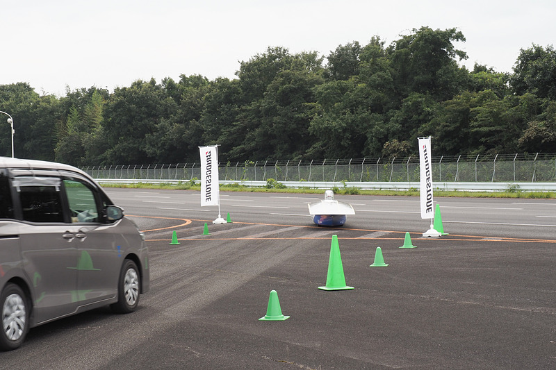 高速周回路に搬送車を従えて入っていく