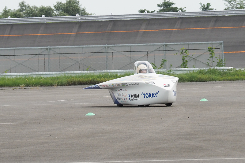 スラロームでパイロンの間を縫って走る