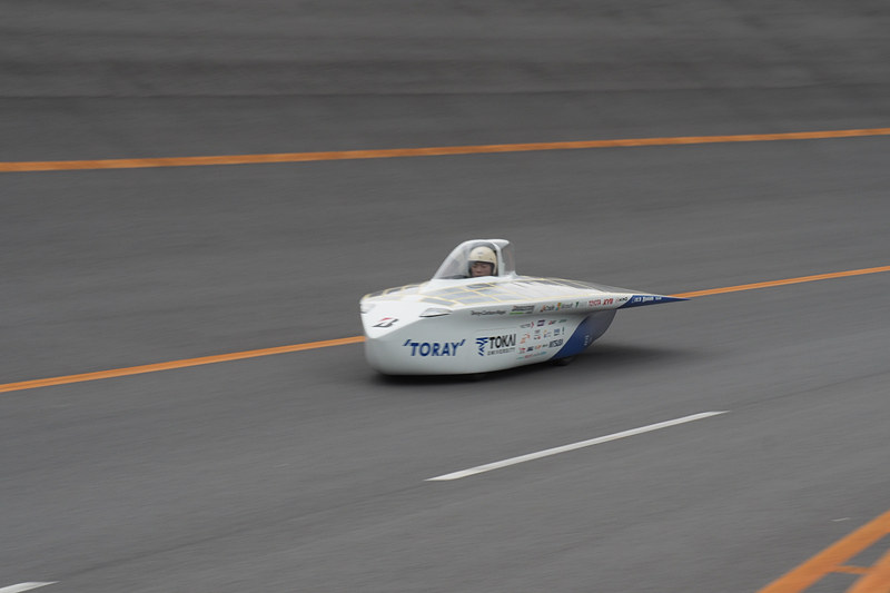 高速周回路でバンクを走行中。速度によってさらに上のレーンを走ることもあった