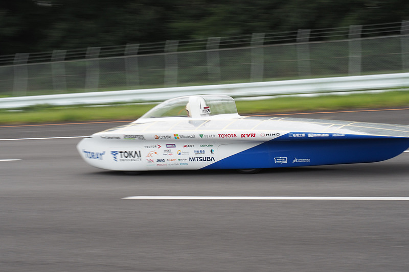 間近で見ると静かながらかなりの速度が出ていることが分かる