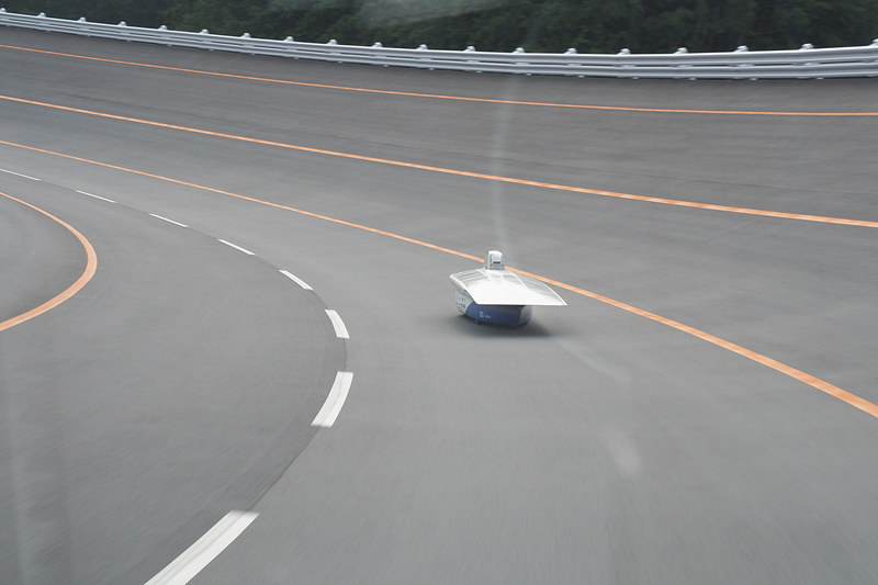 バンク走行を後方から見る