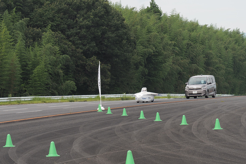 搬送車を従えて高速周回路からコースアウト