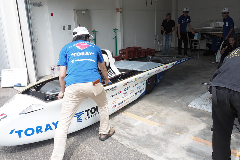 ピットに入り、次の走行に向けて準備が行なわれる