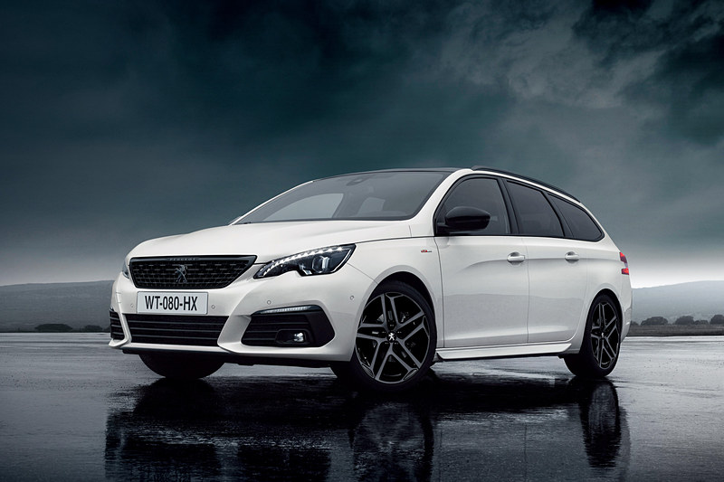 ダーククロームライオンエンブレムなどブラックパーツや18インチブラックアロイホイールなどを装備した「308/308 SW GT Line BlueHDi」特別仕様車「Black Pack」