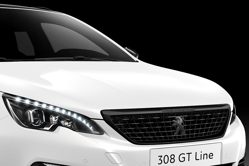 ダーククロームライオンエンブレム/ブラックフロントグリル、ブラックドアミラー＆ブラックサイドウィンドウモール、ブラックルーフレール（SWのみ）、18インチブラックアロイホイール「SAPHIR」を特別装備