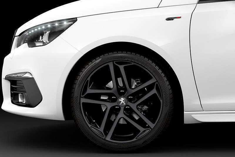 ダーククロームライオンエンブレム/ブラックフロントグリル、ブラックドアミラー＆ブラックサイドウィンドウモール、ブラックルーフレール（SWのみ）、18インチブラックアロイホイール「SAPHIR」を特別装備