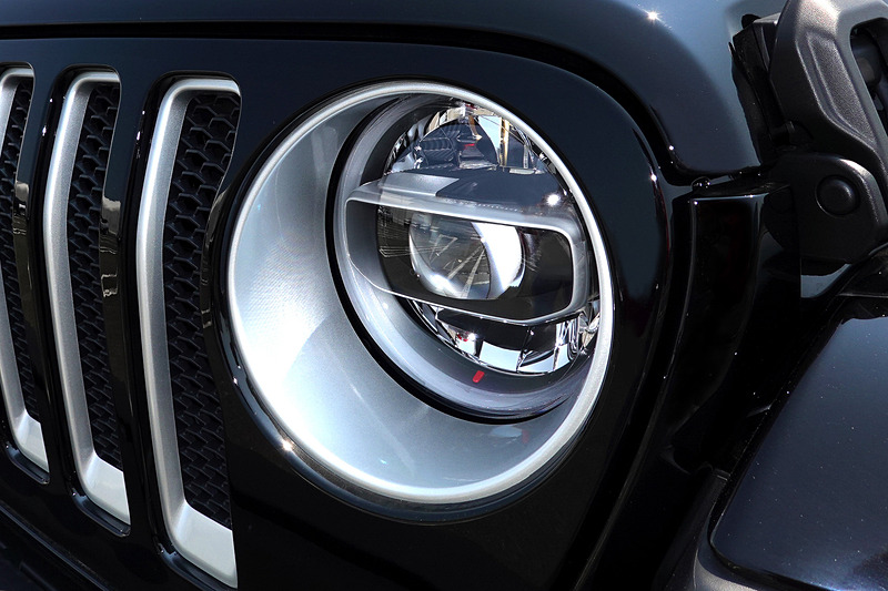 シルバーアクセントをあしらったヘッドライトベゼル