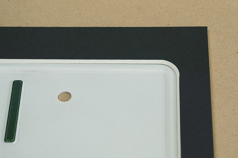 厚紙はナンバープレートの凸部分に収まるようになっている