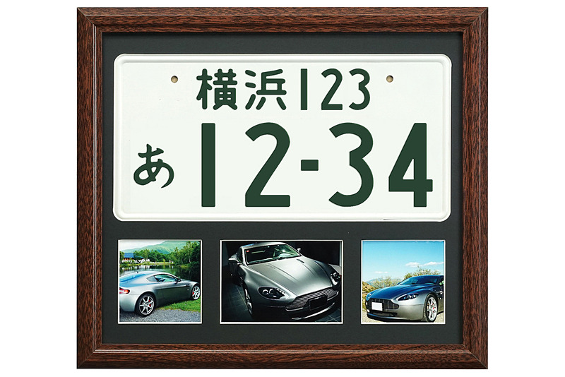 額縁の外寸は400×351mm（幅×高さ）で、重量は約1050g。台紙の色はブラックとホワイトの2色から選択できる。台紙の下部に3つ並んだ窓のサイズは左右の窓が79×70mm（幅×高さ）、中央の窓が117×79mm（幅×高さ）