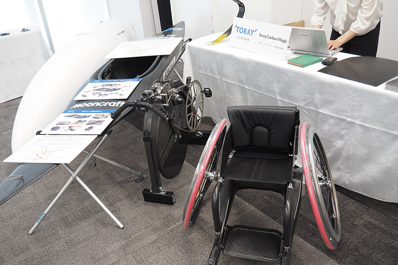 東レは炭素繊維素材を使った製品を展示した