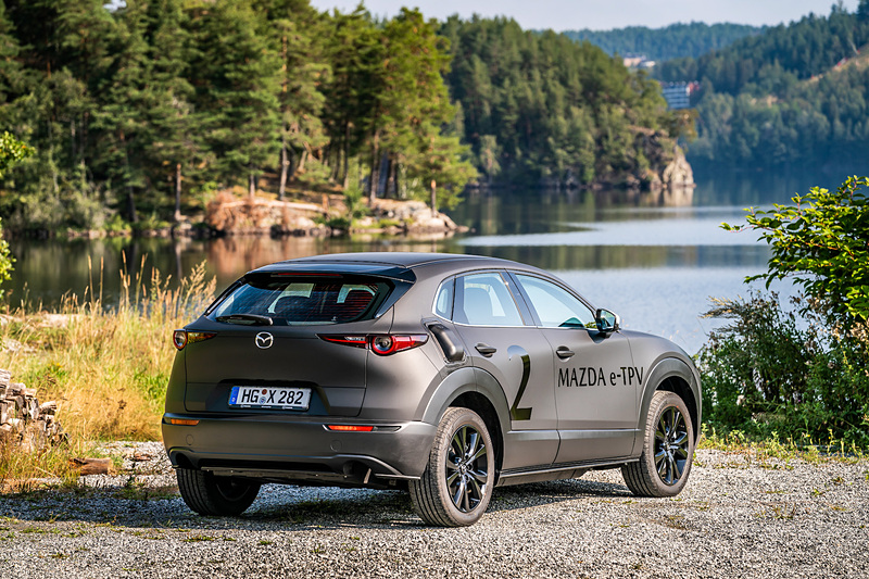 今回試乗したCX-30のプロトタイプEVは前輪駆動モデル。サスペンション形式はフロント：マクファーソンストラット、リア：トーションビーム。タイヤサイズは215/55R18