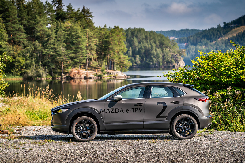 今回試乗したCX-30のプロトタイプEVは前輪駆動モデル。サスペンション形式はフロント：マクファーソンストラット、リア：トーションビーム。タイヤサイズは215/55R18