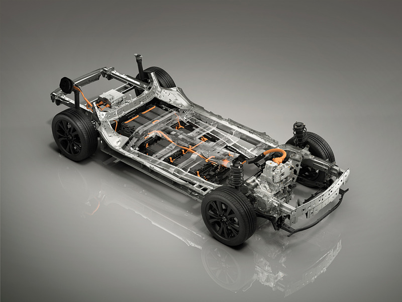モーター、インバーター、DCDCコンバーターなどを一体化することで小型化に成功するとともに、バッテリーパックと車体を強固に結合して車体剛性を向上させたという