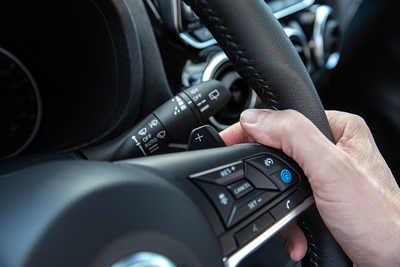 新型ジュークのインテリア。トランスミッションはグレードによって6速MT、または7速DCTを採用。7速DCTはパドルシフトを備える