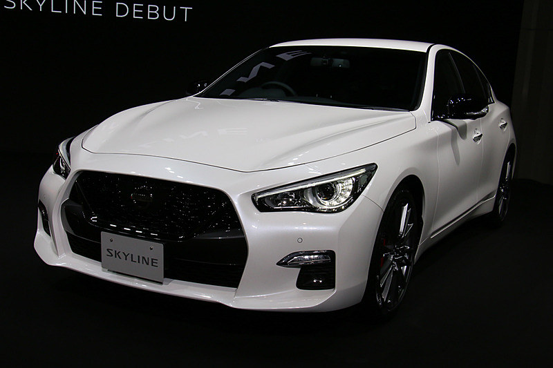 最高出力298kW（405PS）/6400rpm、最大トルク475Nm（48.4kgfm）/1600-5200rpmを発生するV型6気筒 3.0リッターツインターボエンジン「VR30DDTT」型を搭載する「400R」