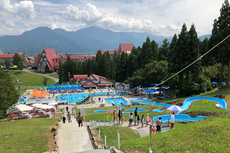 赤いとんがり屋根の「ホテルグリーンプラザ上越」は、澄んだ空気と美しい山々に囲まれた絶景と、子連れファミリーへのおもてなしが素晴らしいところでした。目の前の斜面が「ウォーターパーク」になっていて、水着のままホテルから遊びに行けるのがいいですよね。ゴーカートなどもすべて徒歩すぐですが、なにせ斜面なので小さな子供がいたら無料のシャトルバスの方がラク。10～15分間隔で運行していましたよ