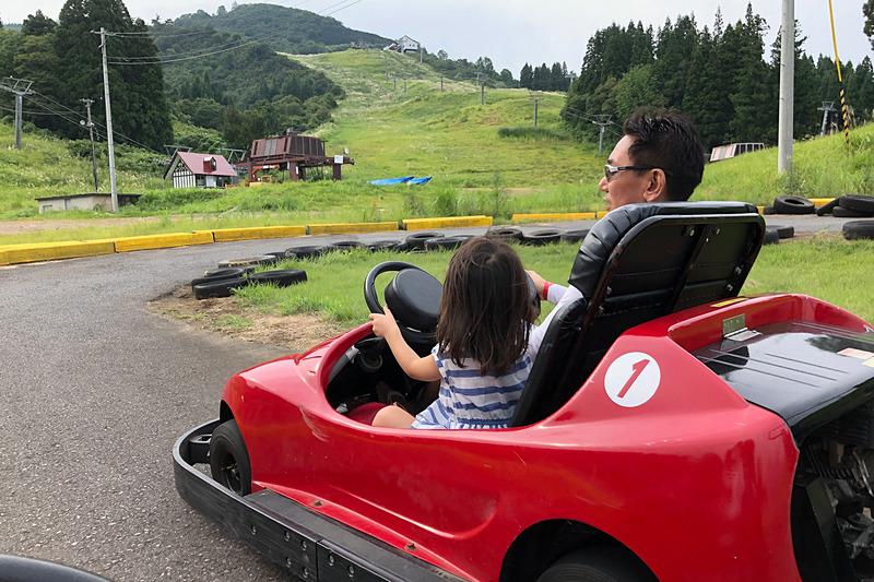 あまりに楽しくて、2日続けて乗ってしまったゴーカート。アクセル・ブレーキ操作ができるのは小学5年生以上ですが、0歳から乗車OK。ハンドルが2つ付いていて、助手席側のハンドルでもちゃんと曲がります。レールがなくて自由に走れるので、家族や友達と一緒に盛り上がれること間違いナシ。初めてのゴーカートにもオススメです