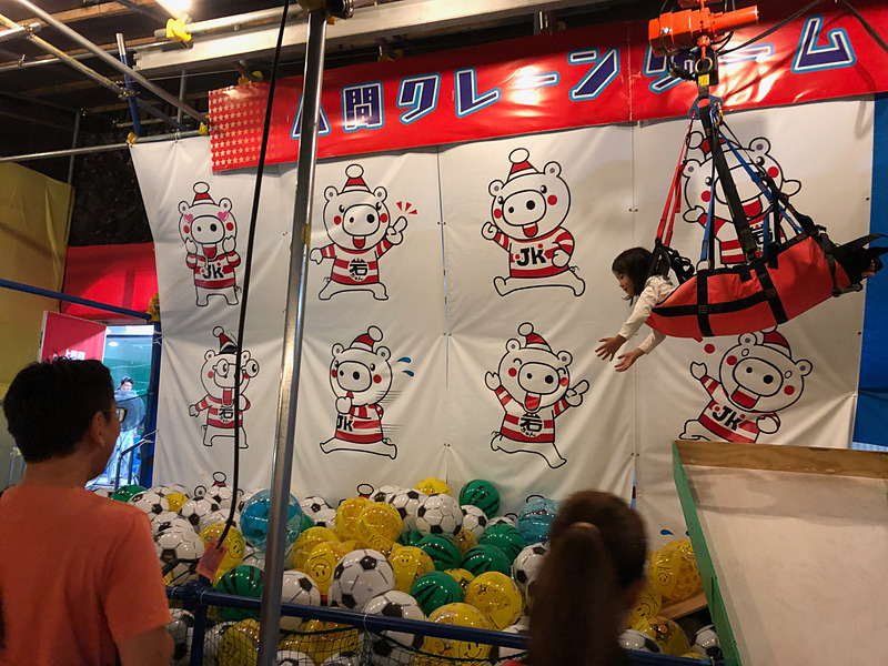 縁日でまず引かれたのがこの「人間クレーン」！　宙吊りになった娘を、夫がコントローラーで操作して景品をゲットするのですが、娘はどれを取ろうか目移りするし、下げすぎても上すぎても掴めないし、制限時間内に戻らないとダメだしで、親子の絆が試されます（笑）。欲張りすぎても失敗しちゃうんですよね～。1回1000円で遊べて、わが家は無事に大きなボールをゲットしました