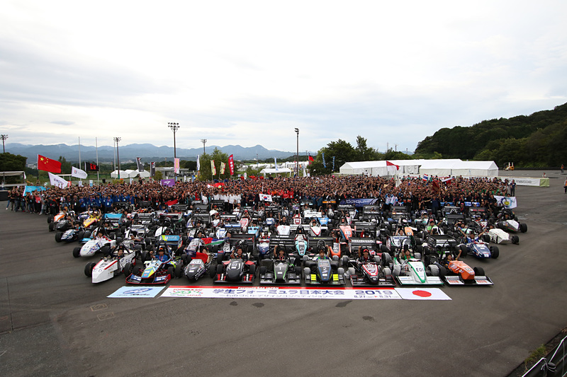 8か国10大会で繰り広げられる「フォーミュラSAEワールドシリーズ」の日本大会である「学生フォーミュラ日本大会2019」。今回で17回目の開催となる。120チーム（国内78、海外42）が参加した